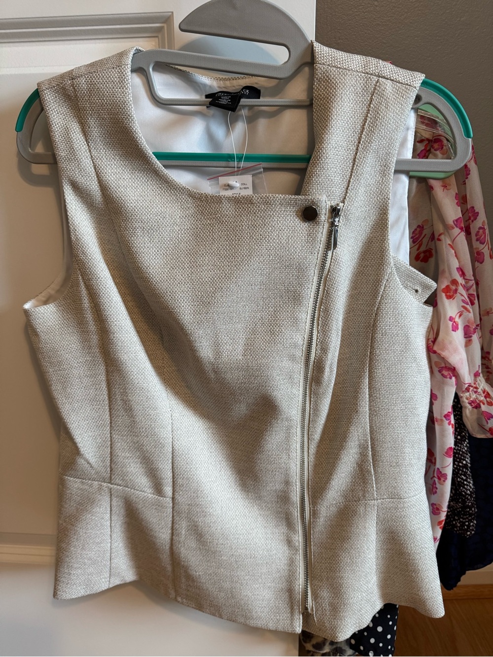 White House Black Market Tweed Cream Zip-Front Sleeveless Vest - Picture 1 of 3